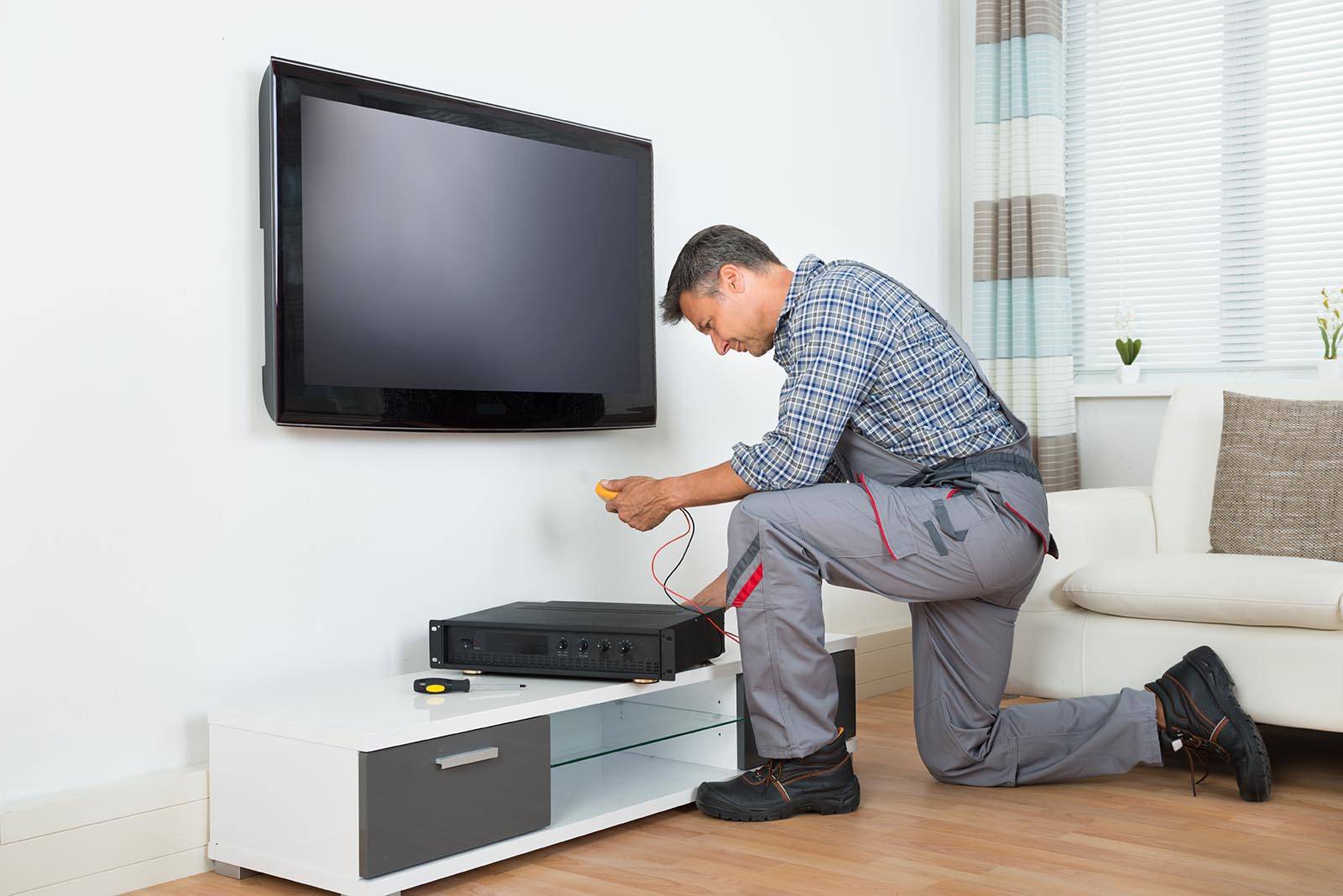 Freeview vs Freesat: Which is the Best Option for Your TV Needs? 44 Technician installing freeview box